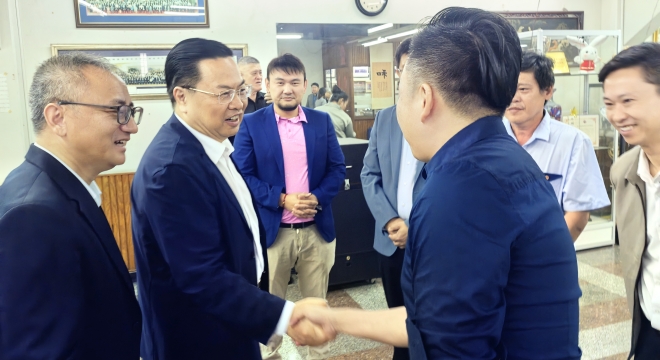 程學源在洪都拉斯和特多向僑胞介紹新時代中國發展的輝煌成就