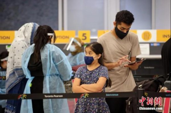 資料圖:當地時間9月7日,加拿大多倫多皮爾遜國際機場,剛入境的國際旅客排隊辦理手續。中新社記者 余瑞冬 攝