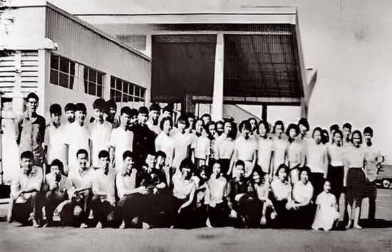 1964年，杜式新（前排右5）與同班四同學回國讀書，全班同學到金邊機場送行.jpg