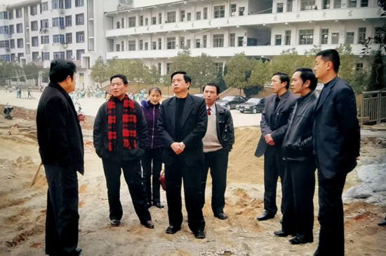 僑胞捐建的僑心小學杜式新（左3）都要親自帶隊選校址，施工中檢查，建成后驗收.jpg