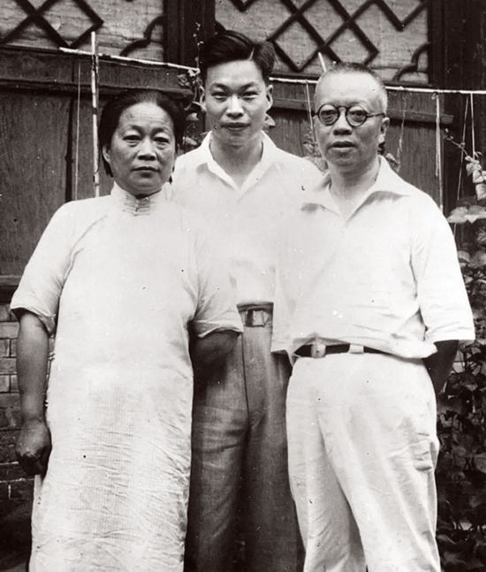 1937年，錢三強(qiáng)和父母合照.jpg