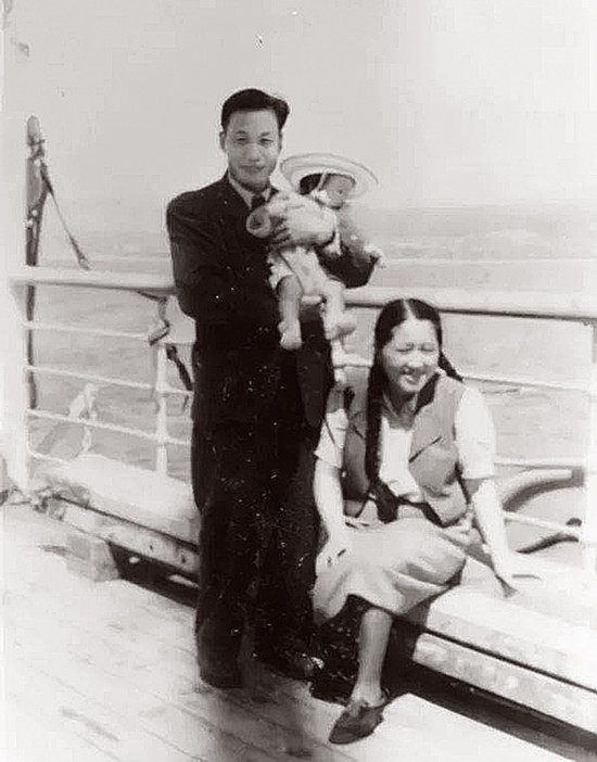 1948年，錢三強(qiáng)、何澤慧夫婦及女兒在回國的輪船上.jpg