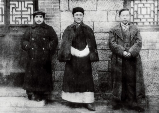 1911年徐鏡心與倉(cāng)谷箕藏、張靜齋合影.jpg