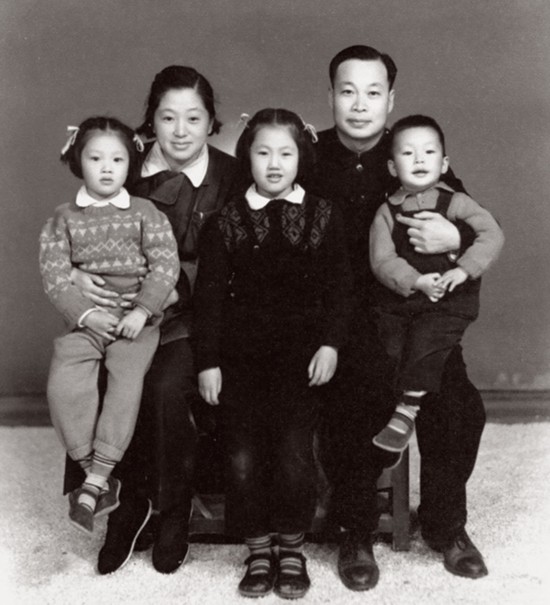 （放最后一頁）1955年，錢三強(qiáng)、何澤慧全家合影.jpg