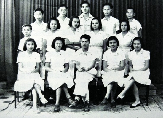 陳清泉初中畢業合影（1950年，后排左起第一位）.jpg