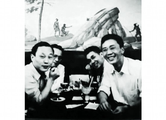 1950年，數學家華羅庚從美國歸國。圖為華羅庚（右1）回國前與物理學家張文裕（左1）等合影.jpg