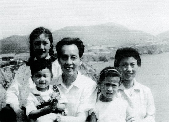 黃旭華全家福.jpg
