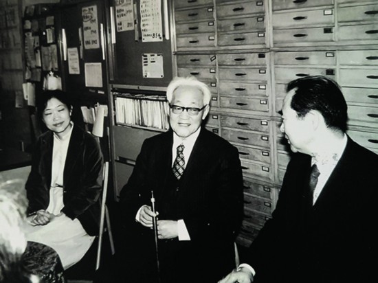 巴老訪問日中文化交流協會事務局左起李小林、巴老、白土吾夫.jpg