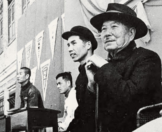 1955年，陳嘉庚（右1）參觀集美學校運動會.jpg