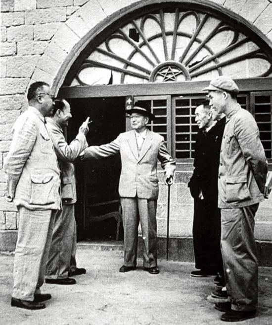 陳嘉庚先生（中）在延安.jpg