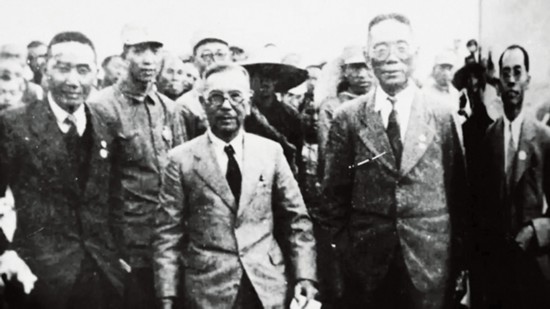 南洋華僑慰勞團陳嘉庚（前左二）、李鐵民（前左一）、侯西反（前右二）等人抵達延安時留影.jpg
