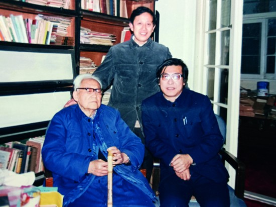 在巴老書房左起巴金、徐鈐（上海作協外聯室主任）、作者.jpg